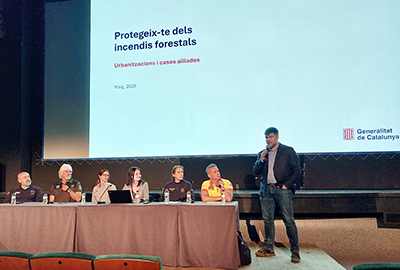 Xerrada del Govern de la Generalitat de com autoprotegir-se en cas d’incendi forestal en urbanitzacions